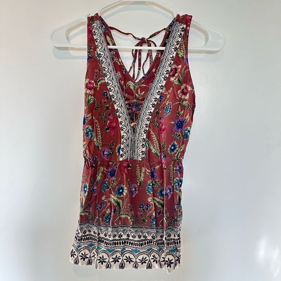 Angie women's sleeveless tank top with criss cross front detail - Picture 2 of 7